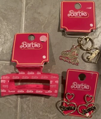 Barbie La Película X Primark Corazón Logo Pendientes Colgantes, Llavero y Pinza para el Pelo Nuevo Foto 1 de 4