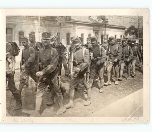 Foto de prensa de soldados europeos marchando la Primera Guerra Mundial 1914 desanimados en retirada - Imagen 1 de 2