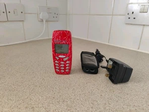 Nokia 3310 Custom Colored Red Mobile Phone with charger + Case - Afbeelding 1 van 17