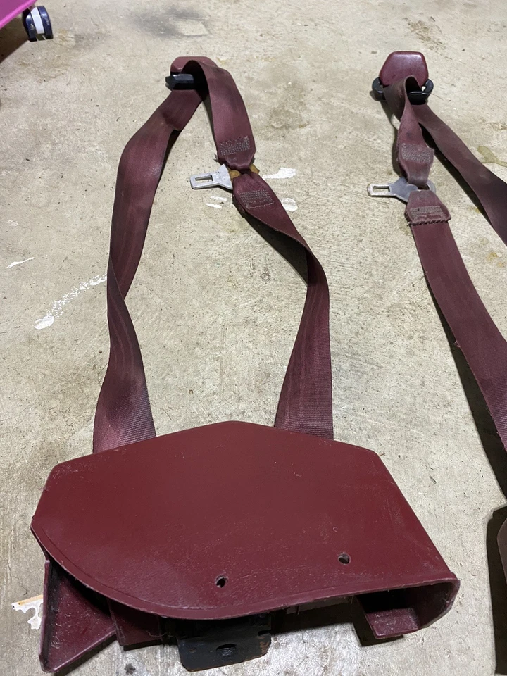 Cinturones de seguridad rojos 88-94 Chevy Silverado GMC OBS cabina regular  Foto 1 de 4