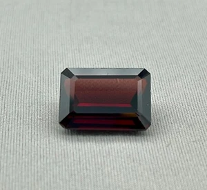 Natural Garnet. 10.24 Carat, Faceted Emerald Cut Gemstone. - Picture 1 of 10