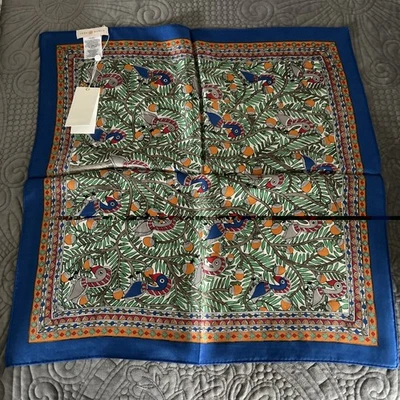 NOVO! Lenço quadrado de seda Tory Burch Something Wild 21" X 21" verde corte - Imagem 1 de 4