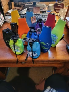 12 VERSCHIEDENE STRAND UND LUSTIGER SPRUCH FLASCHE KOOZIES NAGELNEU JETZT ZU VERKAUFEN - Bild 1 von 1