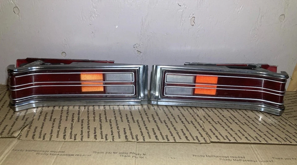 Par de luces traseras y biseles izquierda y derecha Plymouth Valiant Scamp 1974 1975 1976 OEM Foto 1 de 4
