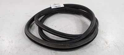 Уплотнение косяка задней правой пассажирской двери кузова GMC Acadia 2009 2010 2011 2012 годов выпуска - Изображение 1 из 4