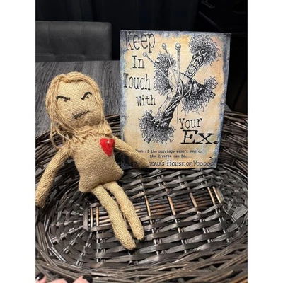 Muñeca vudú de arpillera hecha a mano divertida mordaza regalo muñeca venganza corazón prendedor artesano local Foto 1 de 4