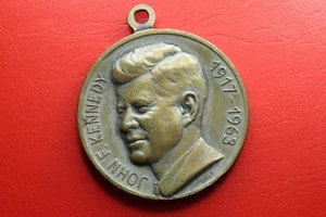 * JOHN F KENNEDY AND POPE MEDAL IN BRASS MEDAL 32MM ACROSS #FRA46 - Picture 1 of 8