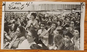 Foto de prensa 1962 de familiares de Cuba Revolt esperando el regreso de prisioneros #2 - Imagen 1 de 1