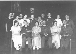 Foto Soldaten Feier Unteroffiziere mit Balldamen unter Hitlerbild 15x10 - Bild 1 von 1