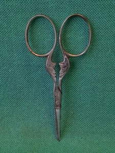 ANTICA FORBICINA FORBICINE DA RICAMO ACCIAIO ANNI '50 EMBROIDERY SCISSORS. BO70 - Foto 1 di 8