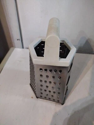 Agarre cómodo - Rallador de caja de acero inoxidable - 4 lados, mango cómodo - NUEVO Foto 1 de 4