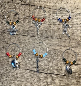 Nuevo conjunto de 6 marcadores artesanales de copa de vino dije bebida (tema de fútbol) - Imagen 1 de 7