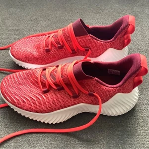 Adidas Alphabounce rote Laufschuhe mit weißem Besatz und roten Traxionsohlen - Bild 1 von 13