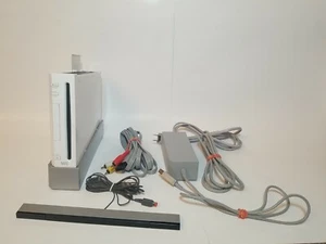 Nintendo Wii Console RVL-001 White Game Cube Compatible Bundle w/ Hdmi Cable - Picture 1 of 7