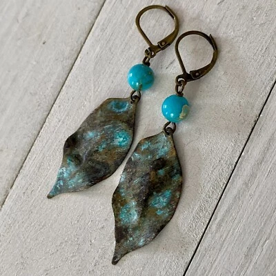 Pendientes artesanales Min Favorit con colgante de hoja bohemia verde azul pátina y jaspe Foto 1 de 4