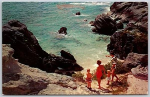 Bermuda Down By The Sea Amid Rocks On The Shores Family Postcard - Bild 1 von 2