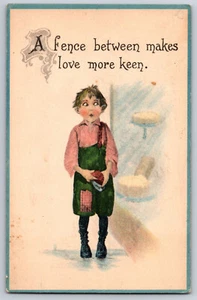 A838 Vintage Postkarte Grußkarte Liebhaber Ein Zaun Mädchen vermisst ihren Liebhaber - Bild 1 von 2