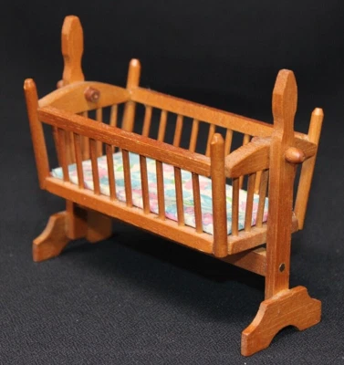 Balancín miniatura vintage para casa de muñecas, madera dura 5" x 4" x 2,5" EPOC Foto 1 de 4