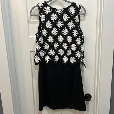 Vestido corto Papillon para mujer talla mediana negro blanco superpuesto recortado en la espalda  Foto 1 de 4