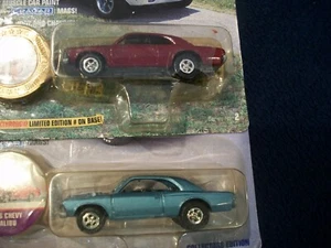 Johnny Lightning Muscle Cars USA Two 1966 Chevy Malibu's 1:64 Diecast Car - Bild 1 von 6