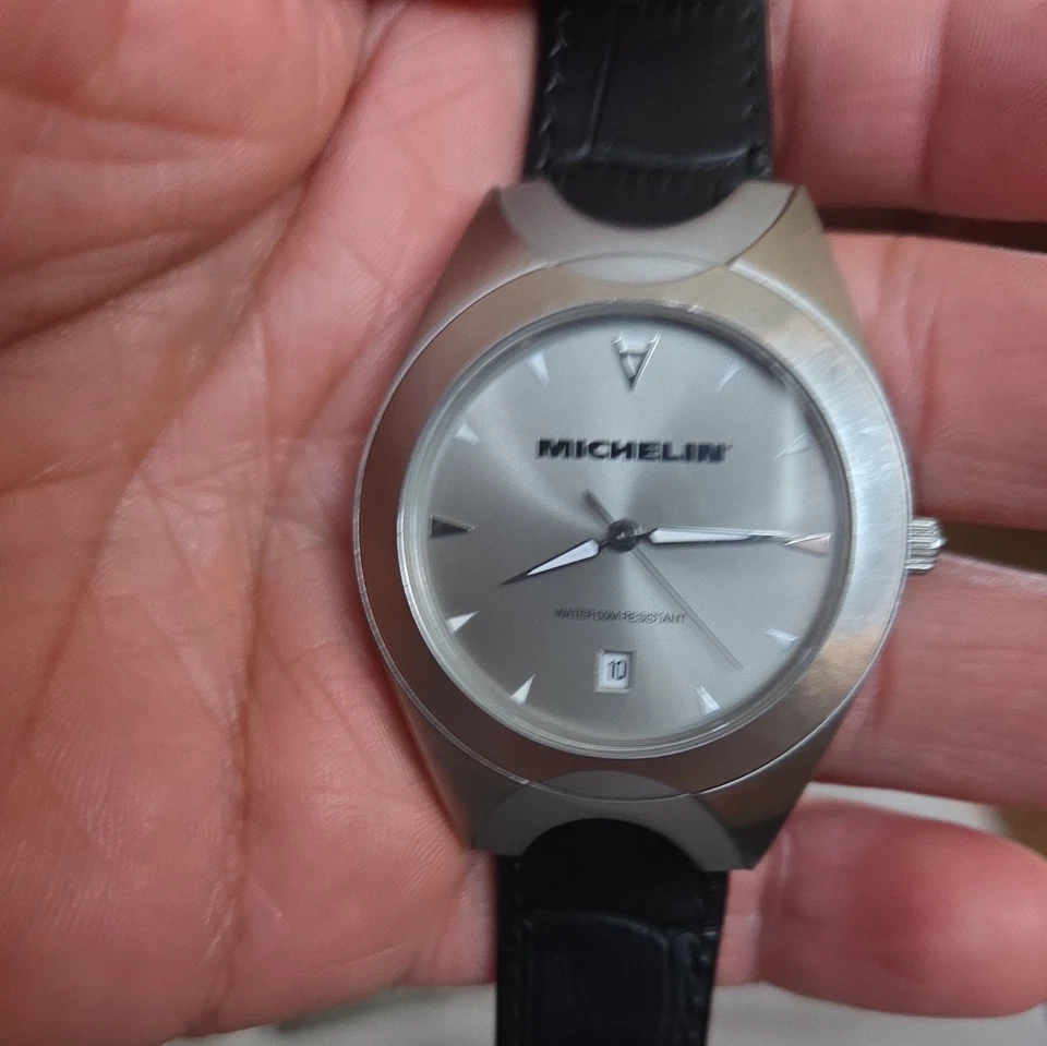 Reloj Kenneth Cole tono plata esfera fecha KC1137 Foto 1 de 3