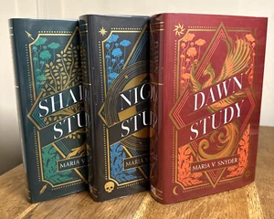 Soulfinders Trilogy by Maria V. Snyder Fairyloot SIGNED HQ UK 1/1 HB Set Sprayed - Foto 1 di 16