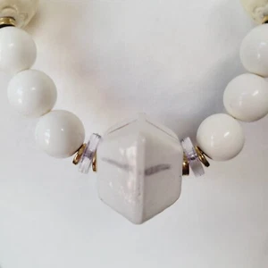 Vintage Retro White Acrylic Beaded Necklace Chunky Business Casual Everyday Wear - Picture 1 of 9