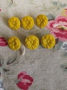 6 YELLOW Vintage Flower Buttons - Picture 1 of 2