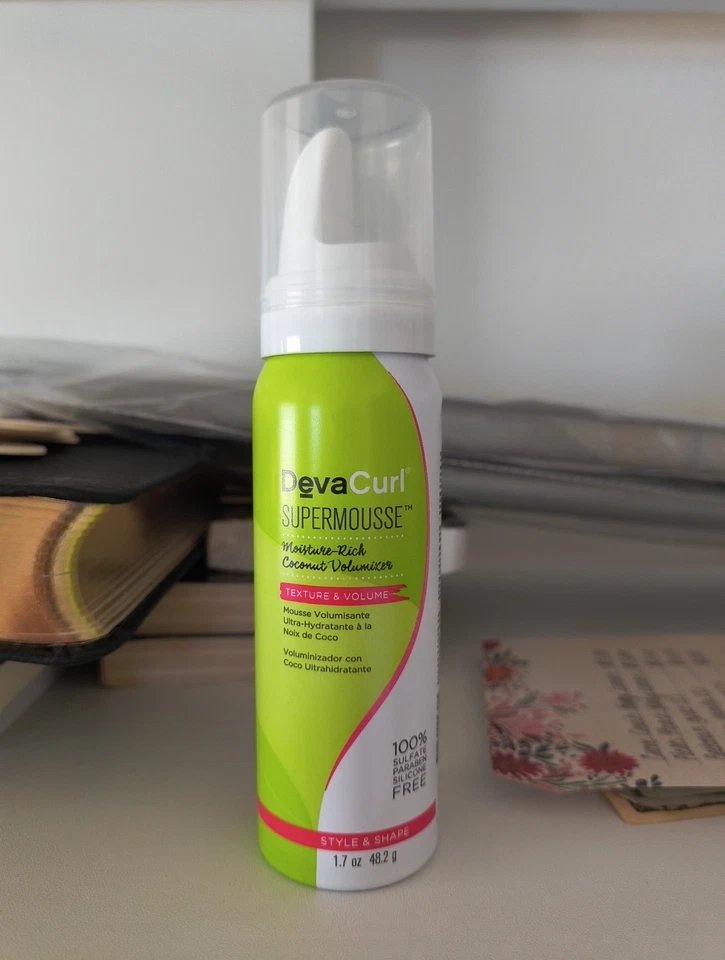 Voluminizador de coco rico en humedad DevaCurl Super Mousse TEXTURA Y VOLUMEN 1,7 oz Foto 1 de 1