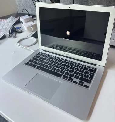 Apple MacBook Air 13,3 Zoll (128GB SSD, Intel Core i5-5250U, 8GB RAM) - Bild 1 von 4
