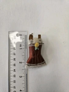 Corsé de satén vintage único en su clase casa de muñecas artesanal miniatura 1:12 - Imagen 1 de 2