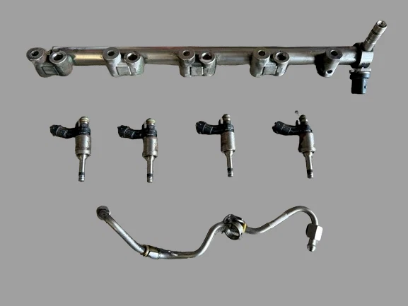 Land Rover LR2 13-15 OEM 2.0L Bosch Fuel Rail Assembly W/Sensor W/Injectors Foto 1 de 3