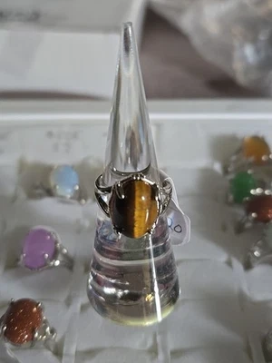 Impresionante Anillo Cabujón Ojo de Tigre en Montura Ornamentada en Tono Plateado Foto 1 de 4