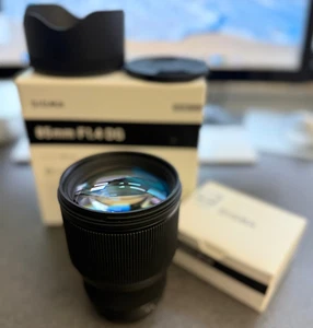 Sigma Art 85 mm F/1.4 HSM DG Objektiv für Canon + USB Dock UD-01 - Bild 1 von 3
