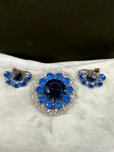 Vintage Brooch Clip On Earring Set Blue Rhinestone Faceted Silver Tone - Picture 1 of 9
