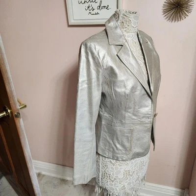 Chaqueta Blazer de Cuero Plateada Usada en Excelente Condición por New York Company 10 Love this  Foto 1 de 4