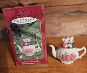 Adorno de recuerdo Hallmark madre e hija con fecha año 2000, ratones en tetera - Imagen 1 de 7
