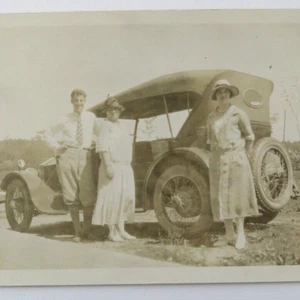 Fotografía instantánea vintage de personas posando con automóvil - Imagen 1 de 6
