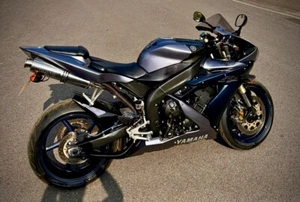 YAMAHA R1 LOW MILEAGE. BEOWULF EXHAUST. CARBON EXTRAS - Picture 1 of 8