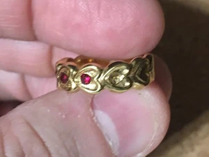 AVON RED RHINESTONE GOLD TONE SWEET HEART BAND RING SIZE 5 / WRONGWAY052 - Picture 1 of 7