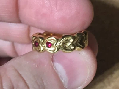 AVON RED RHINESTONE GOLD TONE SWEET HEART BAND RING SIZE 5 / WRONGWAY052 - Image 1 of 4