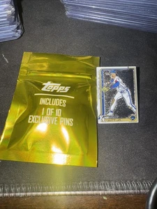 Topps 2025 Exclusive Pin Bobby Witt Jr - Picture 1 of 2