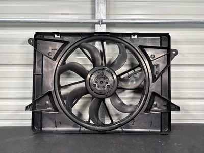 Cubierta del ventilador de refrigeración del radiador Chrysler Pacifica 2017-2025 y cuchilla y motor OEM Foto 1 de 4