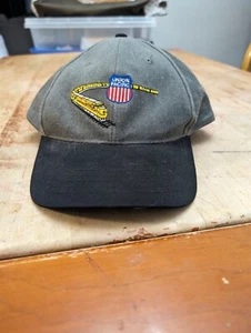 Gorra Union Pacific Railroad para hombre gorra con cierre a presión gris escudo de tren bandera estadounidense - Imagen 1 de 7