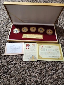Olympische Spiele 2008 Peking Maskottchen blumiert Gedenkmedaille vergoldet Medaillon Set - Bild 1 von 7