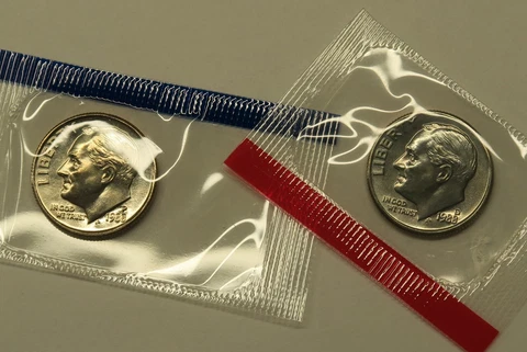1988 P & D Uncirculated Roosevelt Dimes in Mint Cello, Free Shipping Cover