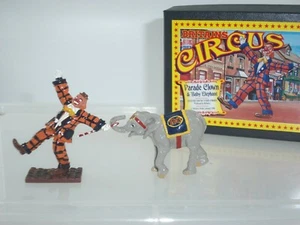 BRITAINS 8674 CIRCUS STREET PARADE CLOWN + BABY ELEFANT ZIVILFIGUR SET - Bild 1 von 4