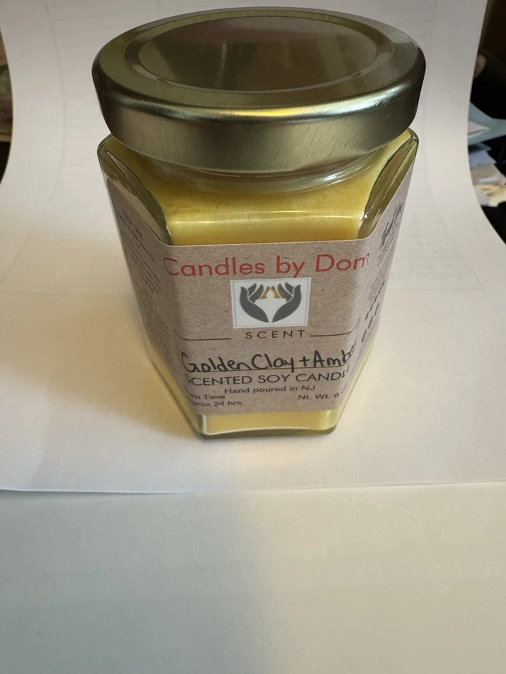 Vela caseira. Argila dourada e aroma âmbar.  Frete grátis. 6 oz. - Imagem 1 de 1