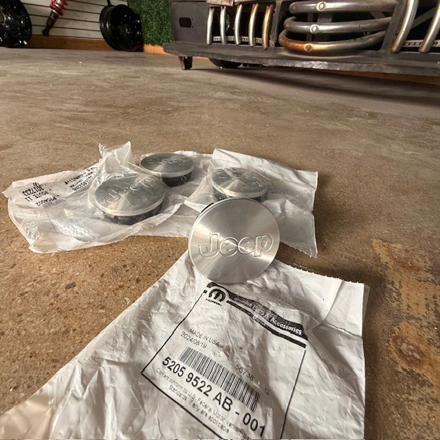 (4) Tapa central de rueda genuina OEM Mopar Silver para Jeep Liberty 52059522ab Foto 1 de 3