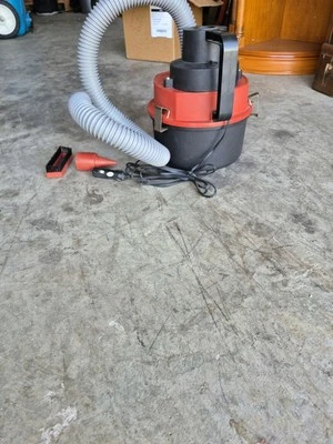 Aspiradora pequeña Red Shop con adaptador para coche Foto 1 de 3